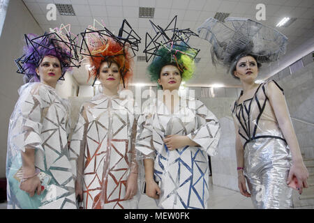 Kiev, Ukraine. Apr 23, 2018. Lors d'un backstage d'attente modèles grande finale du Festival international annuel de la coiffure, de la mode et du Design ''Crystal Angel'' à Kiev, Ukraine, le 23 avril 2018. Coiffeurs et maquilleurs ont participé au festival annuel de coiffeurs, du 22 au 23 avril. Crédit : Serg Glovny/ZUMA/Alamy Fil Live News Banque D'Images