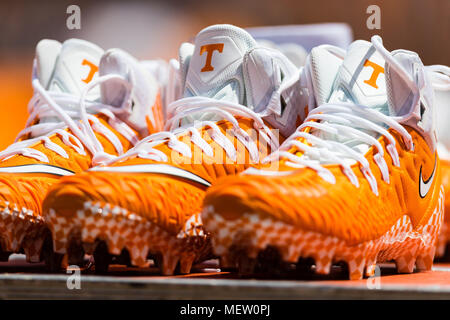 Avril 21, 2018 : New York les bénévoles au cours de la chaussures l'Université du Tennessee Bénévoles Orange et Blanc jeu intrasquad mêlée au Stade de Neyland à Knoxville, TN/CSM Gangloff Tim Banque D'Images