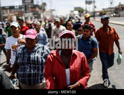 Kino, au Mexique. Apr 23, 2018. Donald Trump, président des États-Unis, se poursuit avec son plan lundi pour stopper l'immigration en provenance du Mexique, compte tenu de cette position, la Caravane du migrant a protesté avec une marche aujourd'hui sur le boulevard Kino, dans le nord du Mexique .. Cette demi-journée de la Caravane a terminé deux jours après leur arrivée à Hermosillo, où ils ont reçu de l'aide de la Croix-Rouge, de la société civile et d'autres organisations autour de 600 migrants venus de différents pays d'Amérique centrale par la Croix-Rouge et la société civile. Credit : NortePhoto.com/Alamy Live News Banque D'Images