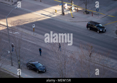 Toronto, Canada. Apr 24, 2018. Van labourées en plusieurs piétons à Toronto le lundi. Une enquête de police sur les lieux du crime. Plusieurs pâtés de maisons le long de la rue Yonge sont arrêtés. Crédit : Alexander Zhukau/Alamy Live News Banque D'Images