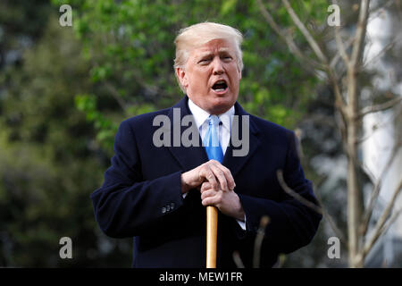 Le Président américain Donald Trump participe à une plantation d'arbre, un cadeau du président et Mme Macron, avec (pas sur la photo) le président français Emmanuel Macron et Premières Dames Melania Trump et Brigitte macron sur la pelouse Sud de la Maison Blanche à Washington, DC, États-Unis, le lundi 23 avril, 2018. Comme Macron arrive pour la première visite d'état de la présidence d'Atout, le leader américain menace de séminaires sont programmés le système commercial mondial avec les tarifs douaniers sur la Chine, l'Europe peut-être trop. Crédit : Yuri Gripas/piscine par CNP /MediaPunch Banque D'Images