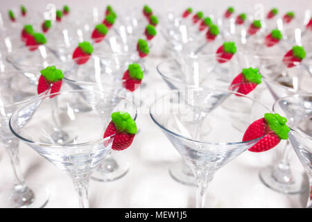 Verres à Cocktail sorbet vide avec gomme fraise prêt sur le bord. Libre Banque D'Images