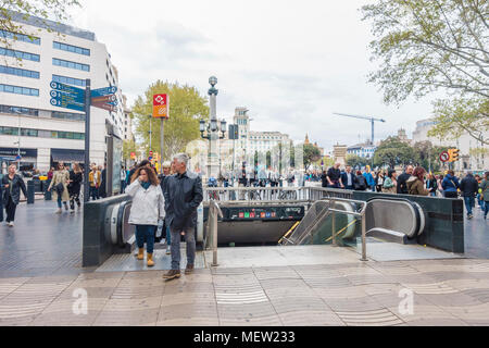 Remontées mécaniques menant dans et hors de la station de métro à la Placa de Catalunya sur La Rambla de Barcelone. Banque D'Images