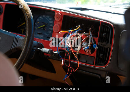 La radio a été supprimé d'une vieille voiture, les câbles électriques sont suspendus, lâche. Banque D'Images