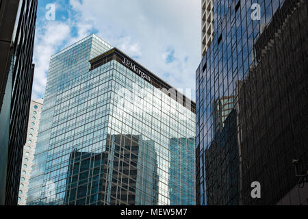 La Chine, Hong Kong, 2018-03-13 : Skyscraper construction de JP Morgan à Hong Kong entouré par d'autres gratte-ciel. Banque D'Images