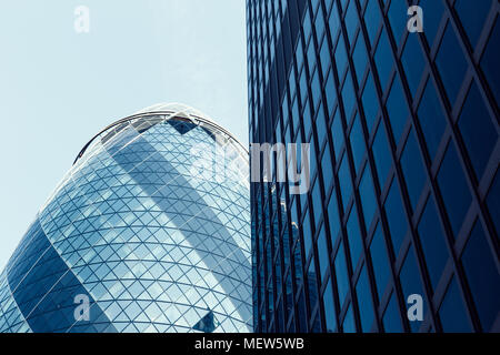 Architecture moderne dans des bâtiments Ville de Londres avec ciel bleu Banque D'Images