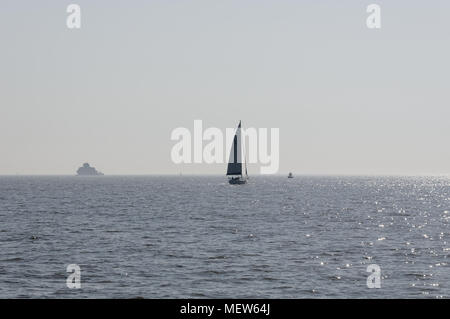 Un bateau à voile dans l'estuaire de la Humber, Angleterre Banque D'Images