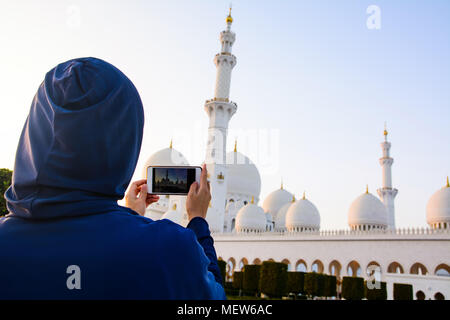 Woman taking photo de la Grande Mosquée Sheikh Zayed par téléphone Banque D'Images