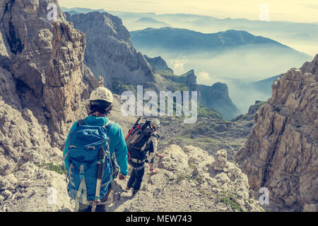Paire d'alpinistes de marcher un sentier de montagne. Banque D'Images