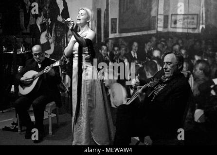 Image en noir et blanc avec la chanteuse de Fado et deux musiciens qui jouent de la guitare classique et guitare portugaise Banque D'Images