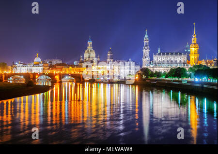 Vue panoramique de la vieille ville de Dresde se reflétant dans la rivière de l'Elbe à tard en soirée, Allemagne Banque D'Images