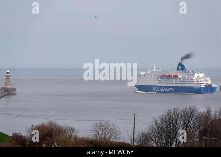 Le Roi Seaways quitte la rivière Tyne à l'approche de la mer du Nord comme elle fume c'est façon d'Amsterdam en Hollande. Banque D'Images