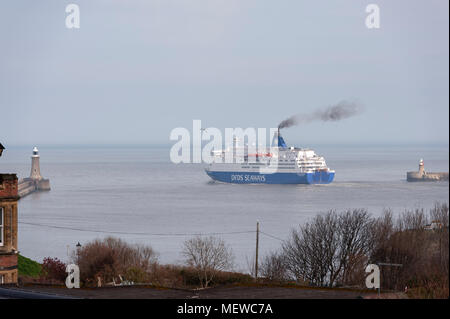 Le Roi Seaways quitte la rivière Tyne à l'approche de la mer du Nord comme elle fume c'est façon d'Amsterdam en Hollande. Banque D'Images