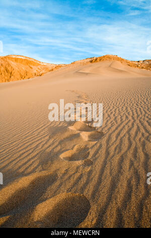 Empreinte sur une dune de sable, « ¡Valle de la Muerte (espagnol pour la vallée de la mort), la réserve nationale Los Flamencos, désert d'Atacama, région d'Antofagasta, Chili, Banque D'Images