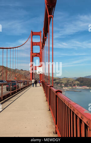 Les piétons sur le trottoir, avec le signe de la limite de vitesse pour les véhicules sur le Golden Gate Bridge, en Californie, aux États-Unis. Banque D'Images