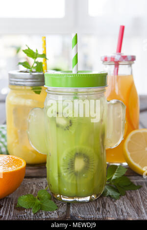 Variété de jus de fruits frais dans des bocaux en verre vintage Banque D'Images