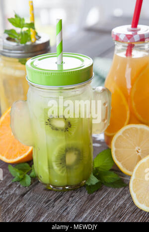 Variété de jus de fruits frais dans des bocaux en verre vintage Banque D'Images