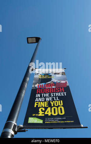 London hounslow avertissement de l'affiche d'une amende de 400 £ pour déverser les ordures dans la rue Banque D'Images