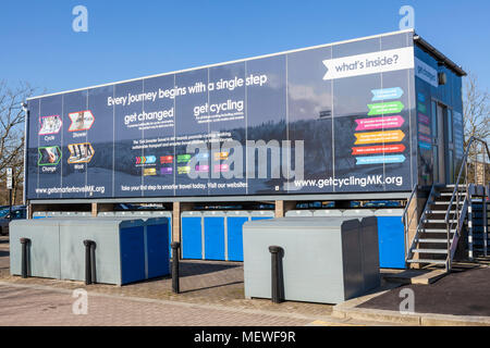 Milton Keynes Angleterre gratuites et de vestiaires pour les cyclistes dans le centre de Milton Keynes buckinghamshire angleterre go uk europe Banque D'Images