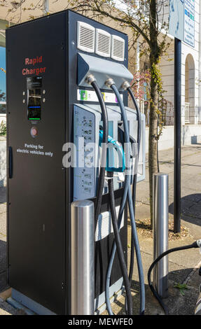 Station de recharge pour voitures électriques V6 Grafton street central Milton Keynes Buckinghamshire Angleterre centre ville go Europe Royaume-Uni Angleterre Milton Keynes en Angleterre Banque D'Images