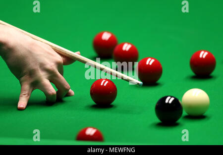 Liam Highfield en action contre Mark Allen au cours de la troisième journée du Championnat du Monde 2018 Betfred au creuset, Sheffield. ASSOCIATION DE PRESSE Photo. Photo date : lundi 23 avril 2018. Voir l'histoire du monde de snooker PA. Crédit photo doit se lire : Simon Cooper/PA Wire Banque D'Images