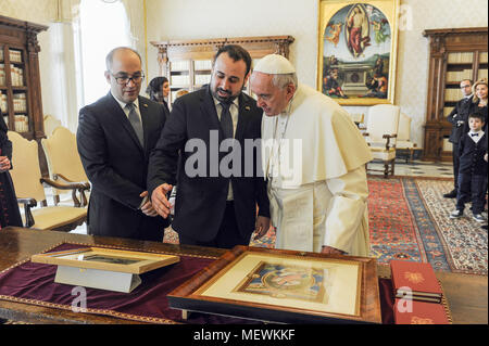 Pape Francis échange de cadeaux avec les Capitaines Régents de Saint-Marin Matteo Fiorini et Enrico Carattoni lors d'une audience privée au Vatican. Comprend : Le Pape François, Matteo Fiorini, Enrico Carattoni Où : Cité du Vatican, Cité du Vatican, Saint-Siège Quand : 23 Mar 2018 Crédit : IPA/WENN.com **Uniquement disponible pour publication au Royaume-Uni, USA, Allemagne, Autriche** Banque D'Images