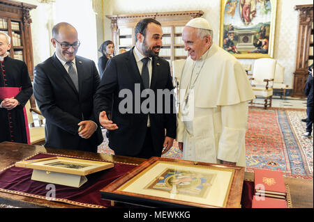 Pape Francis échange de cadeaux avec les Capitaines Régents de Saint-Marin Matteo Fiorini et Enrico Carattoni lors d'une audience privée au Vatican. Comprend : Le Pape François, Matteo Fiorini, Enrico Carattoni Où : Cité du Vatican, Cité du Vatican, Saint-Siège Quand : 23 Mar 2018 Crédit : IPA/WENN.com **Uniquement disponible pour publication au Royaume-Uni, USA, Allemagne, Autriche** Banque D'Images