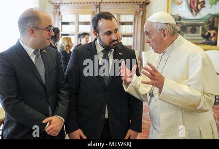 Pape Francis échange de cadeaux avec les Capitaines Régents de Saint-Marin Matteo Fiorini et Enrico Carattoni lors d'une audience privée au Vatican. Comprend : Le Pape François, Matteo Fiorini, Enrico Carattoni Où : Cité du Vatican, Cité du Vatican, Saint-Siège Quand : 23 Mar 2018 Crédit : IPA/WENN.com **Uniquement disponible pour publication au Royaume-Uni, USA, Allemagne, Autriche** Banque D'Images
