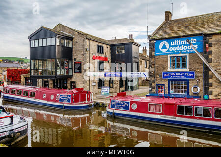 Bateaux amarrés sur l'étroite Leeds et Liverpool Canal à Skipton dans le North Yorkshire, UK. Banque D'Images