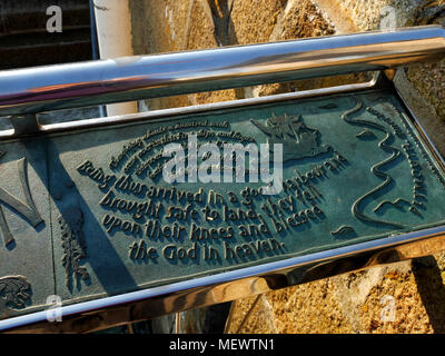 Mayflower Steps, Plymouth, Devon. Plaque de bronze avec thèmes nautiques basée sur le Pèlerin père voyage en Amérique en 1620. Banque D'Images