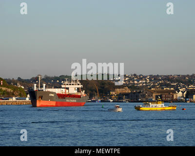 Cemvale MV', un transporteur de ciment enregistré à Chypre, quitte Plymouth le 2 Nov 2017. Banque D'Images