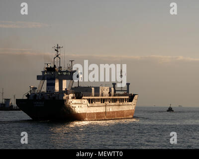 Cemvale MV', un transporteur de ciment enregistré à Chypre, quitte Plymouth le 2 Nov 2017. Banque D'Images