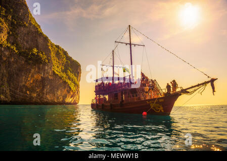 En bateau style pirate avec de nombreux touristes de la baie de Maya en Thaïlande Banque D'Images