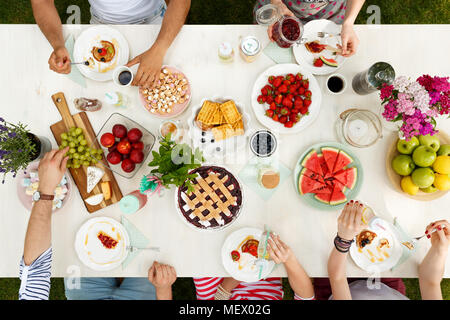 En dehors des repas sains avec pie, pastèque, pomme, raisin et fleurs sur la table Banque D'Images