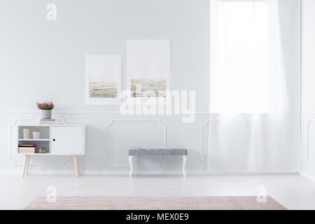 Placard blanc et gris banc contre mur blanc élégant dans une antichambre avec fenêtre d'intérieur Banque D'Images