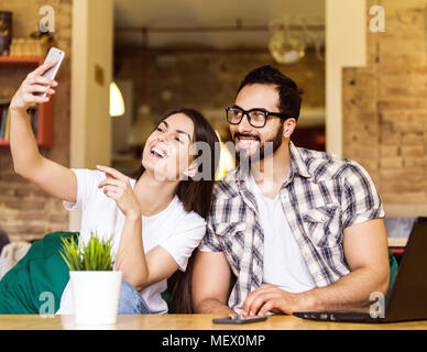 Couple Taking Selfies Banque D'Images