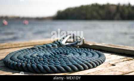 Dock côtières sur une zone rocheuse avec voile nautique bleu corde pour bateaux et yachts. Banque D'Images