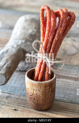 Saucisses fumées sur le fond en bois Banque D'Images