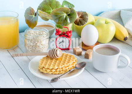 Café de petit-déjeuner colorée utiles Fruits Lait Cookies Réveil Avoine Still Life table blanche. Banque D'Images