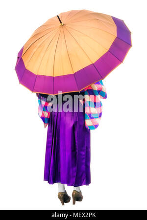 Une fille dans une robe pourpre lilas, sous le parapluie. Vue arrière de la femme en kimono holding grand parapluie isolé sur fond blanc. Jeune femme est un personnage de cosplay Banque D'Images