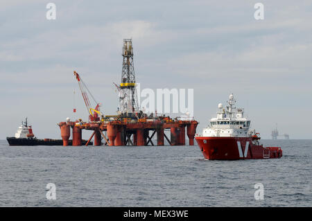 Rig bateau garde la protection des plates-formes pétrolières en mer du Nord Vos navire Banque D'Images