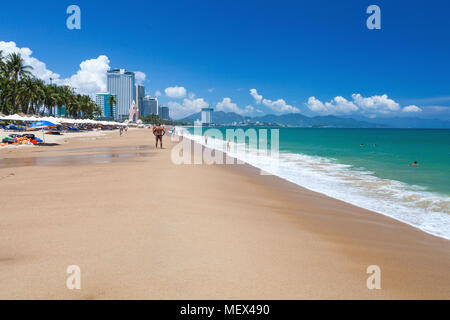 Nha Trang, Viêt Nam - le 17 mars 2017 : mer émeraude et de la plage Banque D'Images