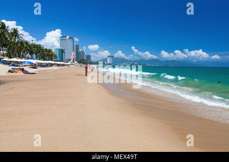 Nha Trang, Viêt Nam - le 17 mars 2017 : mer émeraude et de la plage Banque D'Images