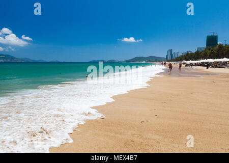 Nha Trang, Viêt Nam - le 17 mars 2017 : mer émeraude et de la plage Banque D'Images