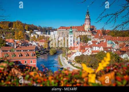 Vue panoramique sur la ville historique de Cesky Krumlov à Cesky Krumlov Castle, célèbre site du patrimoine mondial de l'UNESCO depuis 1992, au lever du soleil Banque D'Images