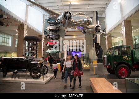 Rendre le monde moderne, la pièce, l'affichage des objets iconiques, conceptions et technologies qui ont transformé le monde au cours des 250 dernières années au Science Museum de Londres, Angleterre, Royaume-Uni. Le Musée des sciences a été fondée en 1857 avec des objets présentés à l'Exposition Universelle de 1851. Aujourd'hui, le Musée est reconnu mondialement pour ses collections historiques, des galeries et expositions d'inspiration. Avions suspendu, le Lockheed Elektra, à partir de 1935. Banque D'Images