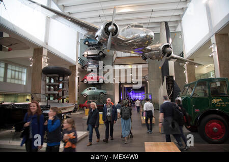 Rendre le monde moderne, la pièce, l'affichage des objets iconiques, conceptions et technologies qui ont transformé le monde au cours des 250 dernières années au Science Museum de Londres, Angleterre, Royaume-Uni. Le Musée des sciences a été fondée en 1857 avec des objets présentés à l'Exposition Universelle de 1851. Aujourd'hui, le Musée est reconnu mondialement pour ses collections historiques, des galeries et expositions d'inspiration. Avions suspendu, le Lockheed Elektra, à partir de 1935. Banque D'Images