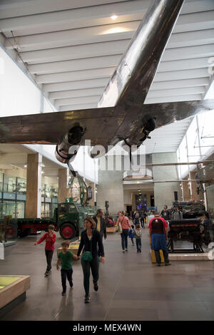 Rendre le monde moderne, la pièce, l'affichage des objets iconiques, conceptions et technologies qui ont transformé le monde au cours des 250 dernières années au Science Museum de Londres, Angleterre, Royaume-Uni. Le Musée des sciences a été fondée en 1857 avec des objets présentés à l'Exposition Universelle de 1851. Aujourd'hui, le Musée est reconnu mondialement pour ses collections historiques, des galeries et expositions d'inspiration. Avions suspendu, le Lockheed Elektra, à partir de 1935. Banque D'Images