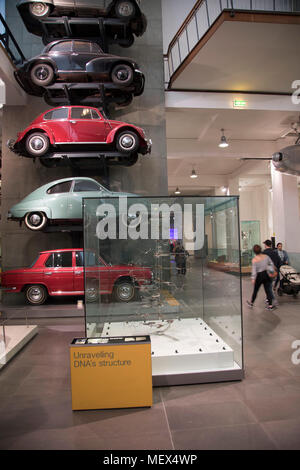 Rendre le monde moderne, l'affichage d'exposition d'objets iconiques et les conceptions qui ont transformé la vie au cours des 250 dernières années au Science Museum de Londres, Angleterre, Royaume-Uni. Le Musée des sciences a été fondée en 1857 avec des objets présentés à l'Exposition Universelle de 1851. Aujourd'hui, le Musée est reconnu mondialement pour ses collections historiques, des galeries et expositions d'inspiration. Banque D'Images