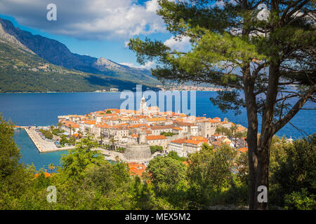Belle vue sur la ville historique de Korcula sur une belle journée ensoleillée avec ciel bleu et nuages en été, l'île de Korcula, Dalmatie, Croatie Banque D'Images